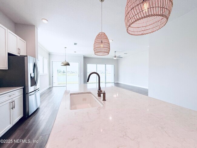 Building Photo - 10682 Aventura Dr
