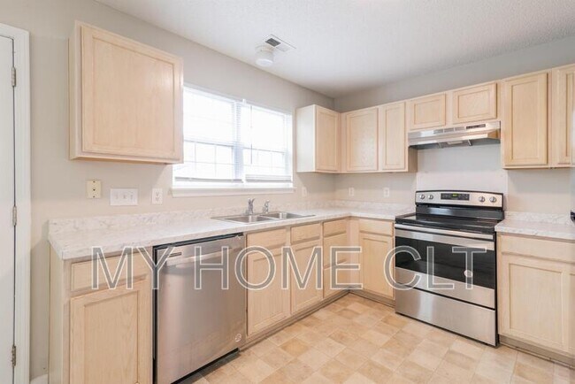 Building Photo - 12025 Brownestone View Dr