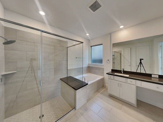 Building Photo - LIVING IN LUXURY!