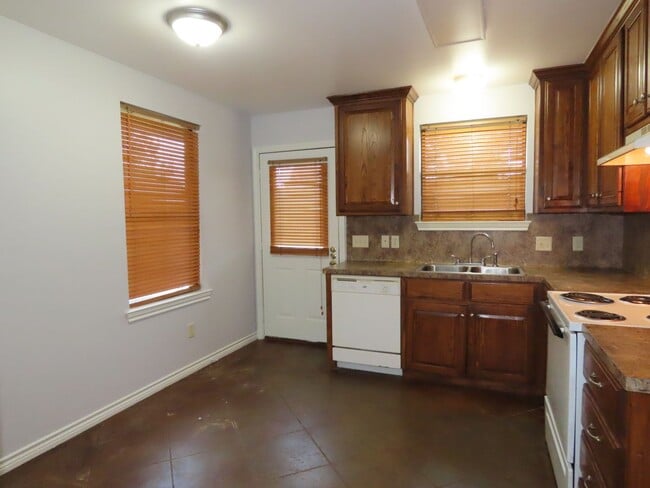 Building Photo - Whitehouse ISD -3 Bedroom, 2 Bath Duplex