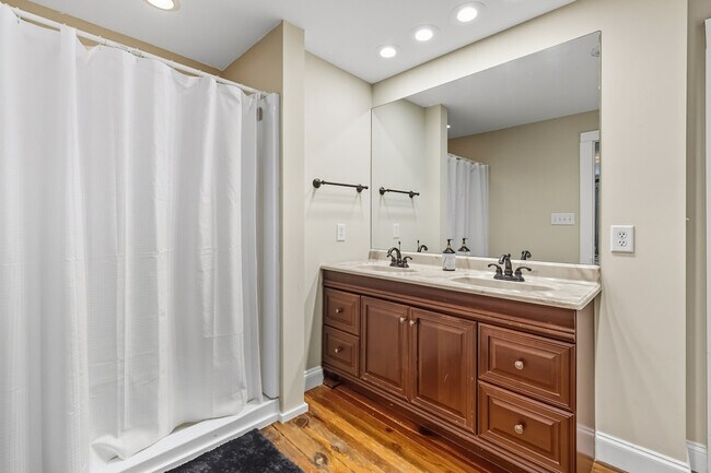 Building Photo - 220 Cleland St