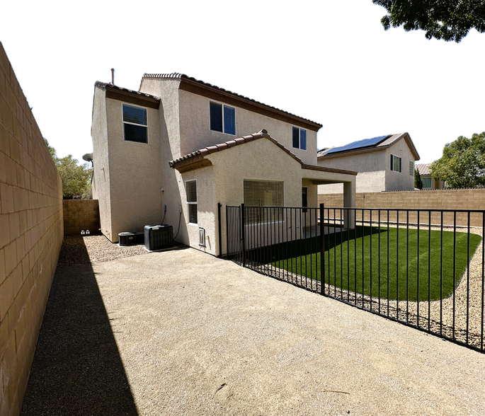 Building Photo - 2664 Strichen Ave