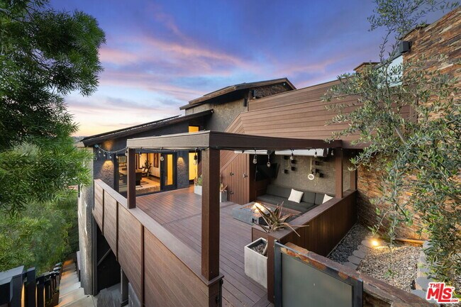 Building Photo - 28207 Laura La Plante Dr