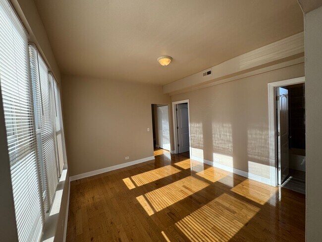 Building Photo - 6507 S Ingleside Ave