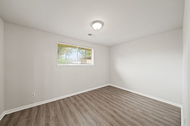 Building Photo - 743 Knob Hollow St