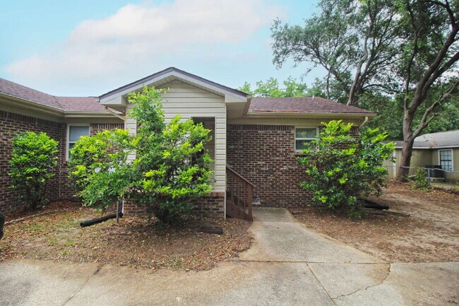 Primary Photo - Updated 1-Bedroom Duplex in Bellview – New...