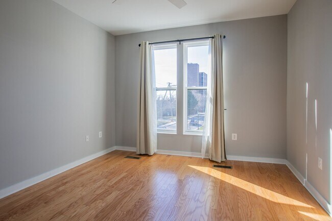 Building Photo - Gorgeous 4 BR/3.5 BA EOG Townhome in Silve...