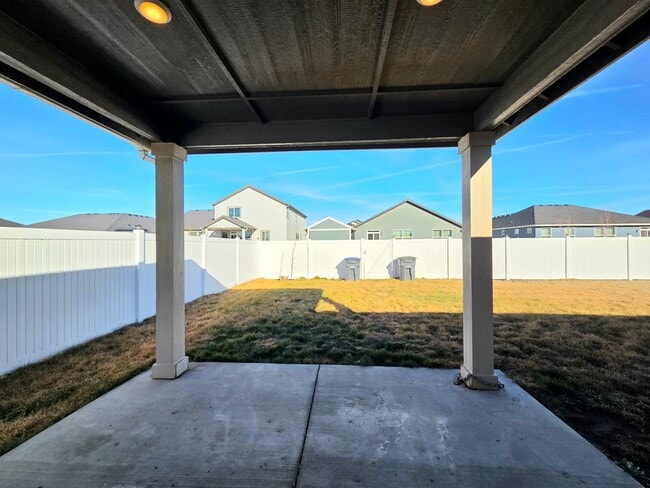 Building Photo - Beautiful Newer Build **Single Level** 4 Bedroom, 2 Bath House for Rent in Quincy!