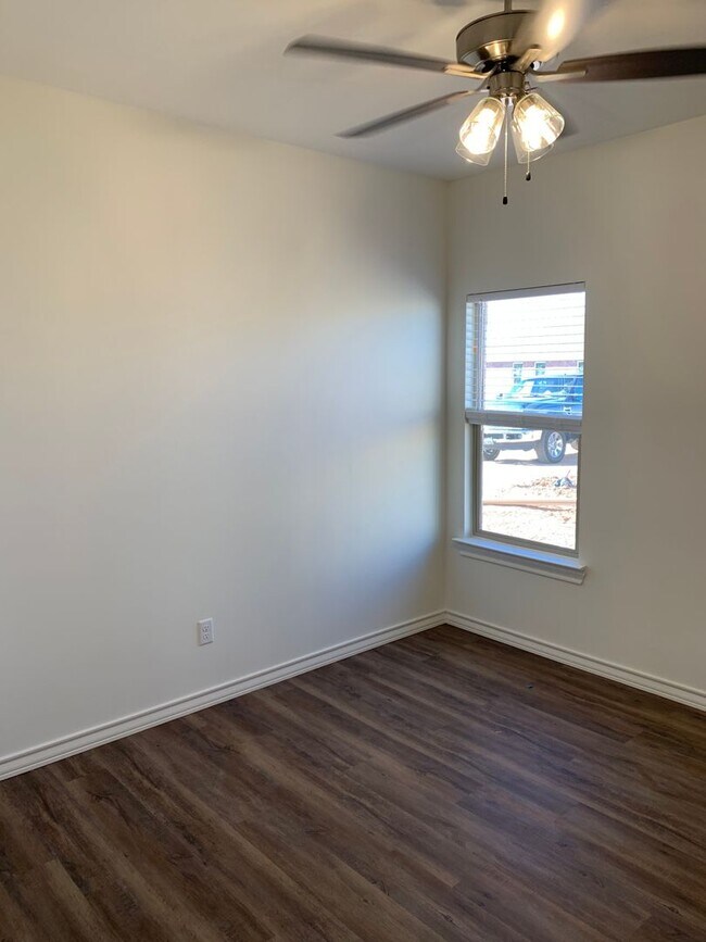 Building Photo - Beautiful brand new!! All the bells and whistles .