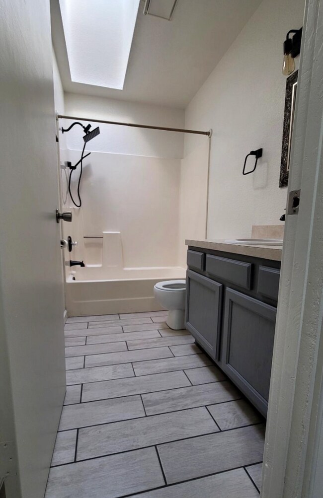 Building Photo - SPACIOUS and awesome home! Excellent floorplan!