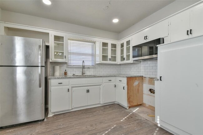 Building Photo - 608 Moraine Ave