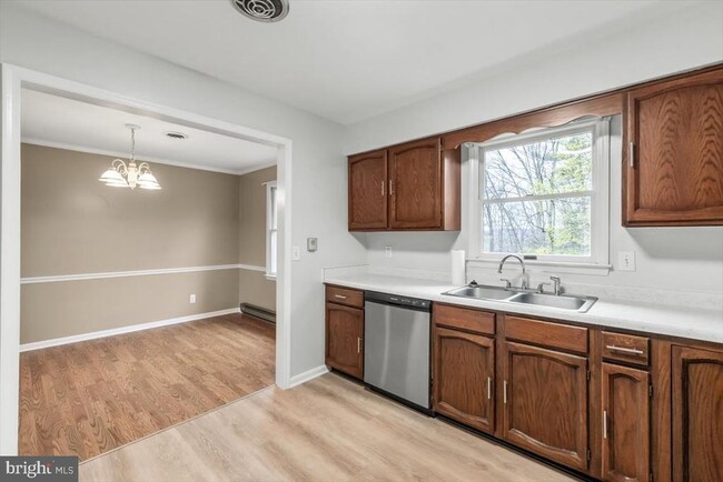 Building Photo - 260 Hill Crest Dr