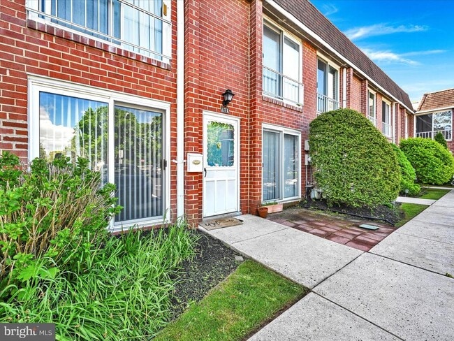 Building Photo - 212 Saratoga Ct