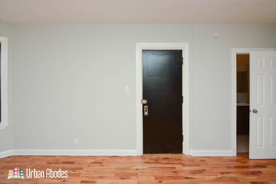 Building Photo - 4415 N Wolcott Ave