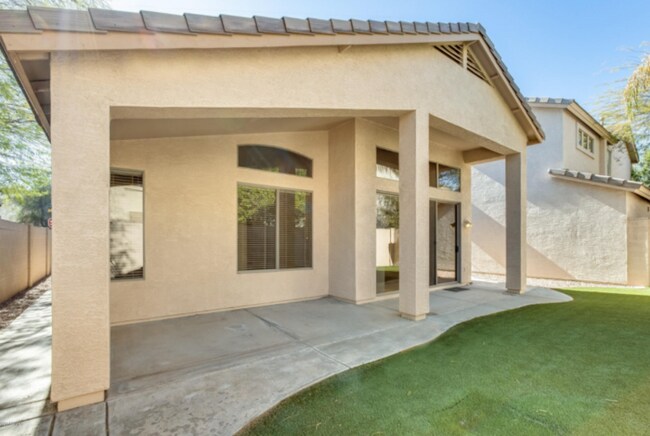 Building Photo - AVAILABLE NOW: Gorgeous 3 Bedroom 2 Bathro...
