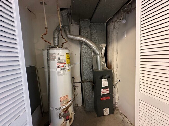 Building Photo - Updated 5 bedroom 2.5 bathroom home in Uni...