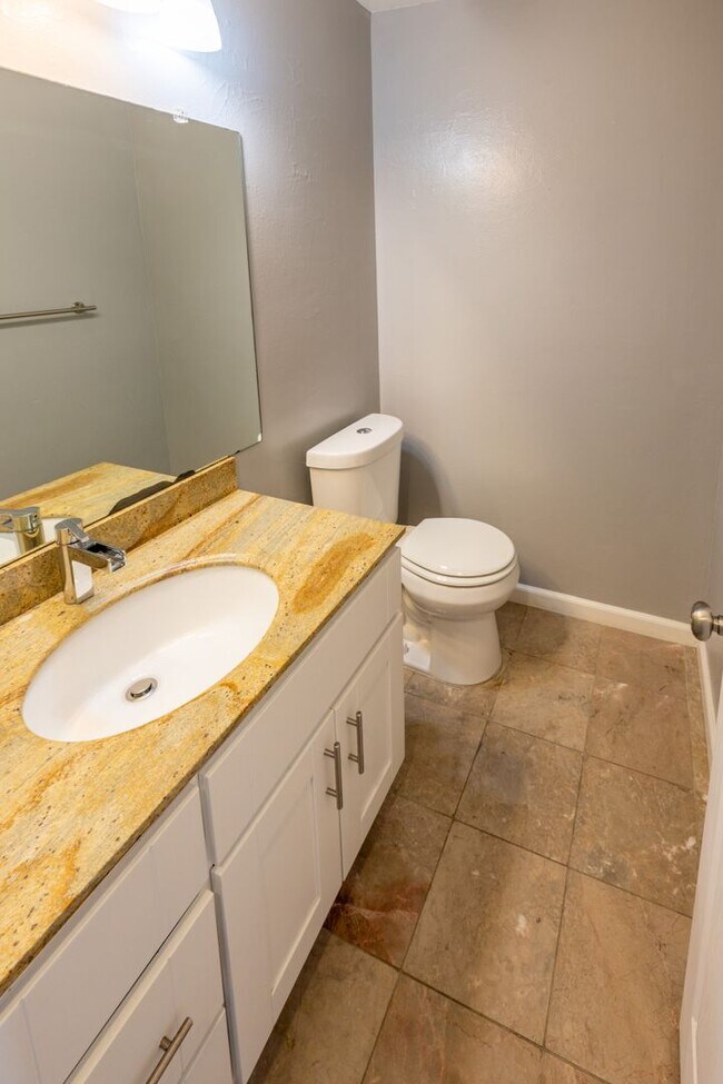 Building Photo - 996 Silverado Ct