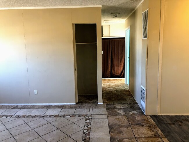 Building Photo - 2827 Oak Dr