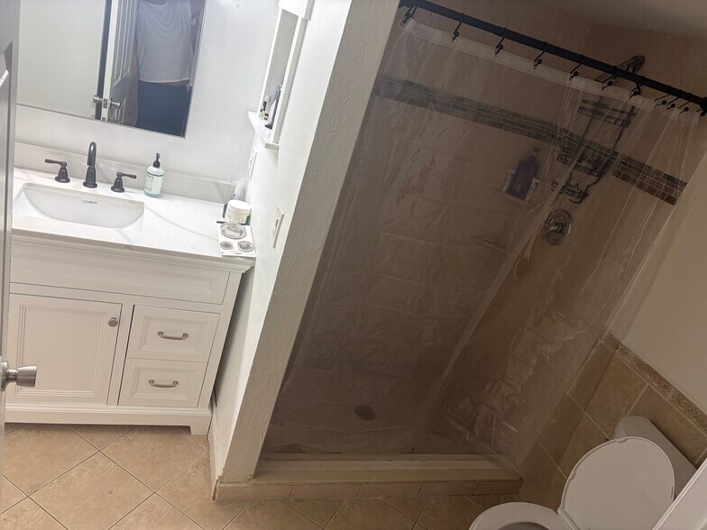 New sink, shower - 9521 Boca Cove Cir