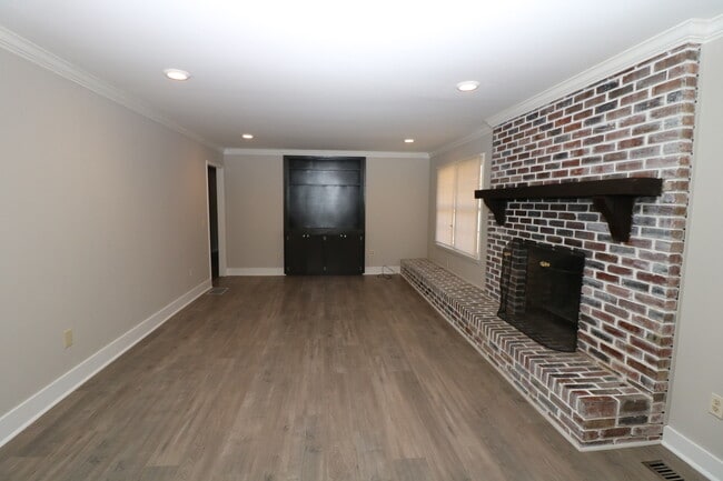 Building Photo - Large Family Home Pell City, AL