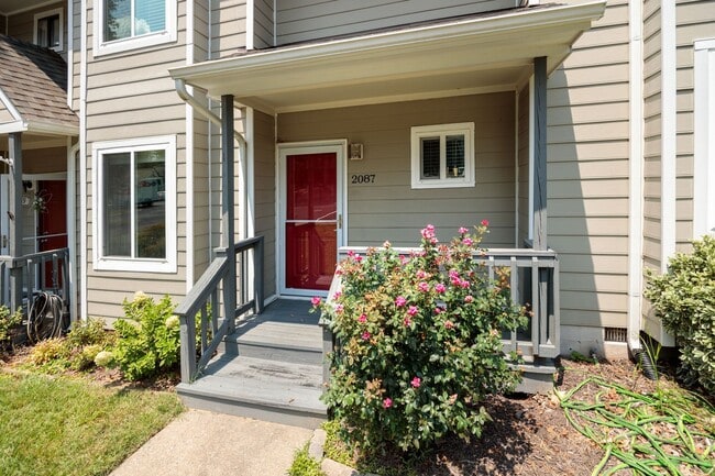 Building Photo - Charming 2 Bedroom/1 Bath Townhome in Henr...