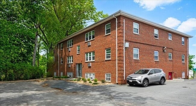 Building Photo - 11 Schubert St