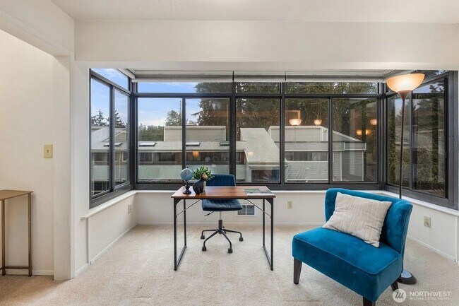 Building Photo - 3 Bedroom 2 Bathroom Plus Parking