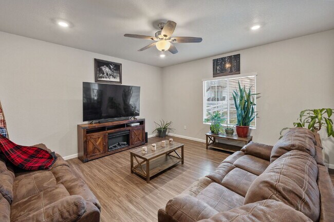 Building Photo - Beautiful 4-Bedroom Home on Blue Lunar Lan...
