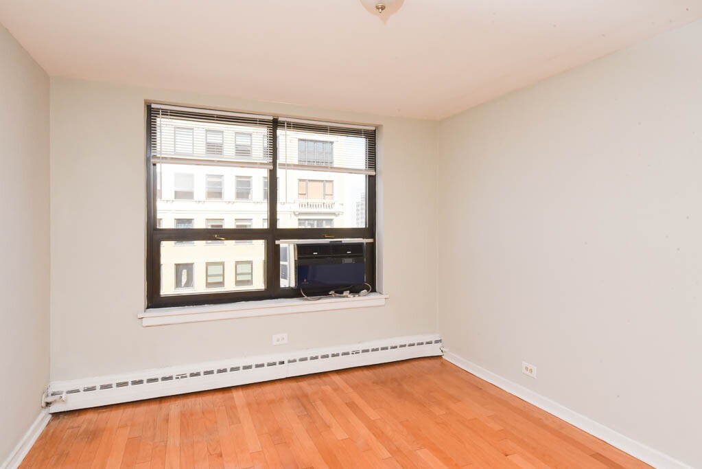 Building Photo - 428 W Wellington Ave