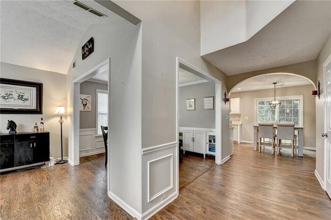 Building Photo - House 3 Beds 3 Baths