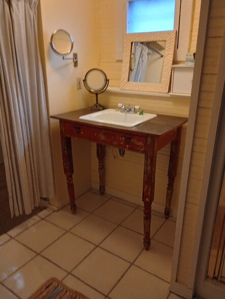 Building Photo - 610 S Cox St