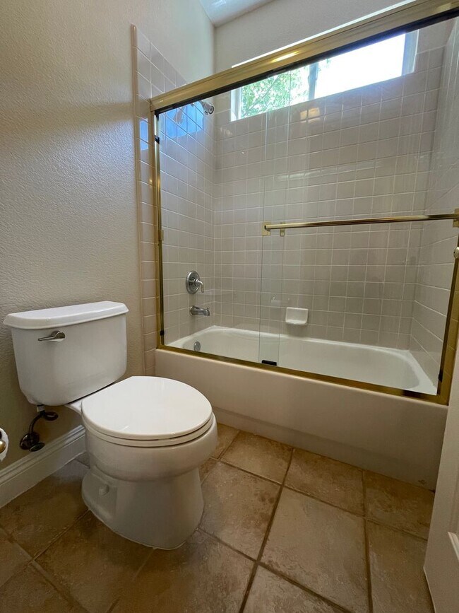Building Photo - Stunning 4-Bedroom Home in Prime Folsom Location