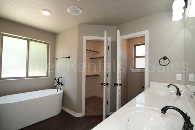 Building Photo - Temple 4 bedroom in Carriage House Subdivi...