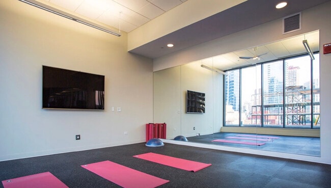 Building Photo - 637 N Wells St