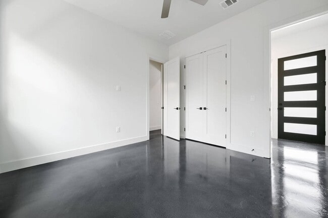 Building Photo - Premium Central Austin New Construction