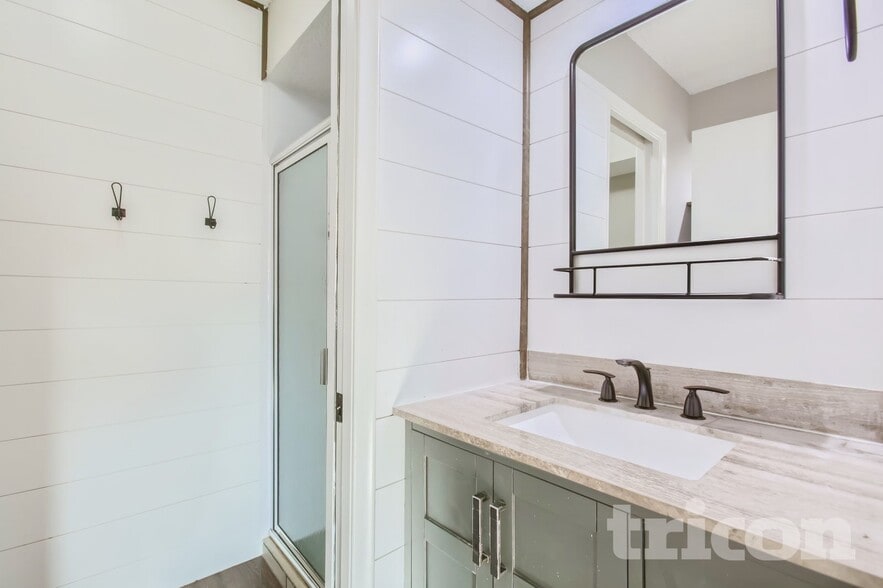 Building Photo - 1916 Lamplight Dr