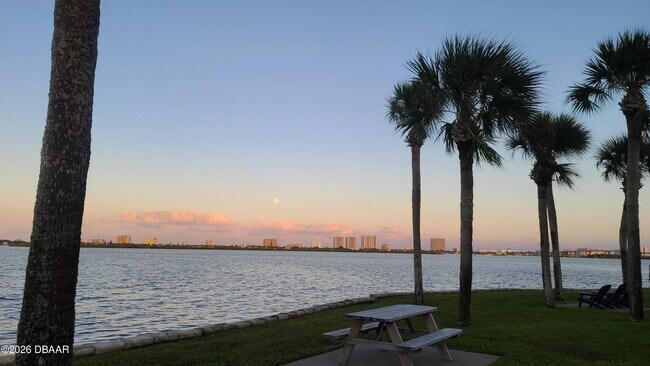 Building Photo - 3131 S Ridgewood Ave