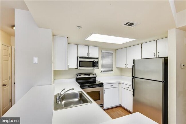 Building Photo - 925 Hillside Lake Terrace