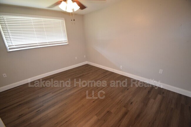 Building Photo - 945 Castle Way