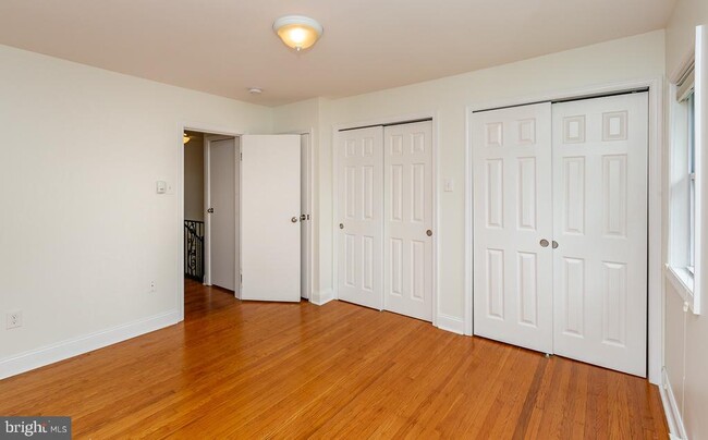 Building Photo - 240 Henley Rd