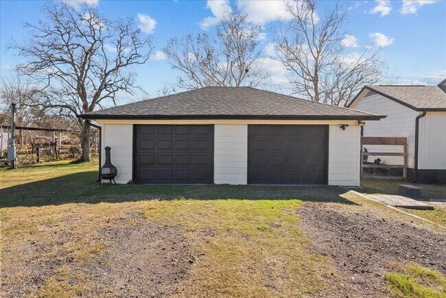 Building Photo - 14621 Cedar St