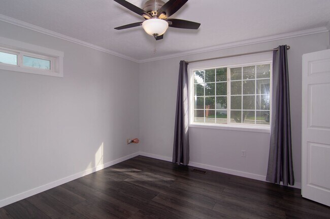 Building Photo - 3 Bed 2 Bath fully updated home adjacent to park & shopping