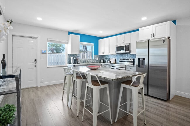 Building Photo - 2023 NE 15th Ave