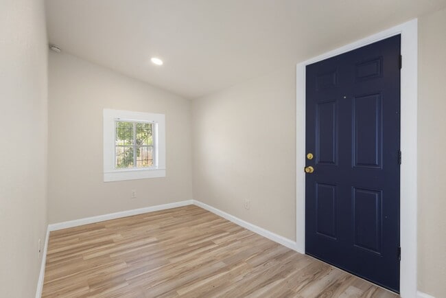 Building Photo - 1710 N Navidad St