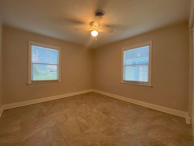 Building Photo - Two Bedroom Beachside Duplex with Garage!