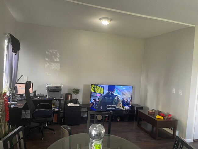 Building Photo - 218 Hopkins Ave