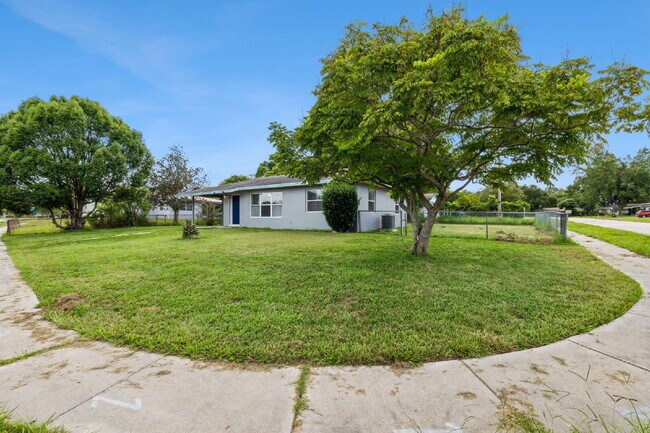 Building Photo - Charming 2-Bed Oasis on Providence Blvd – Cozy Living in Deltona!