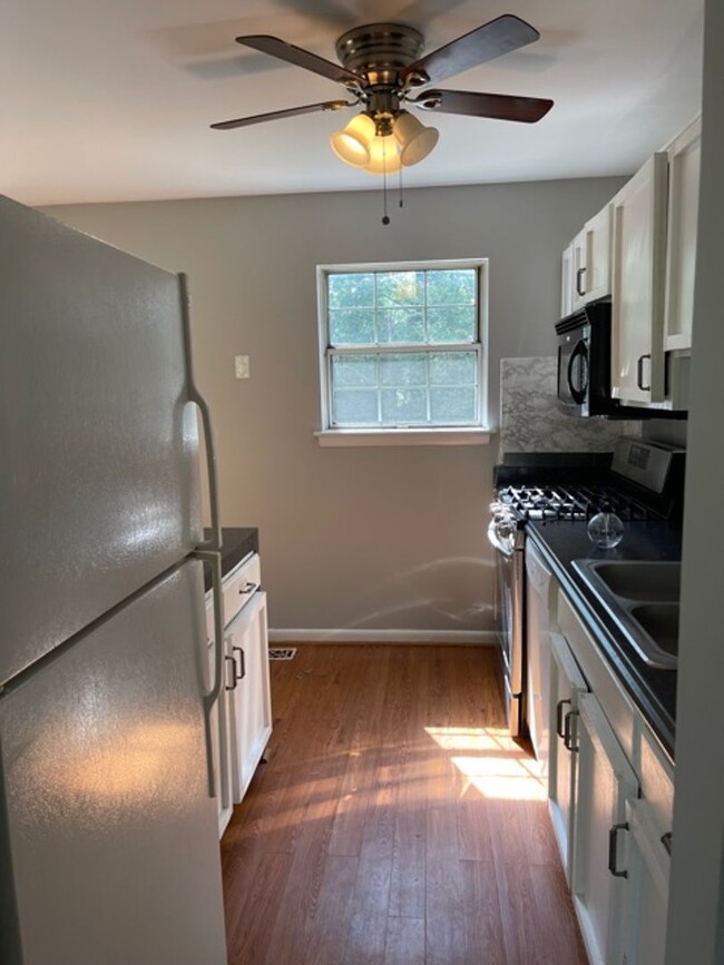 Building Photo - 5649 Smallwood Ct