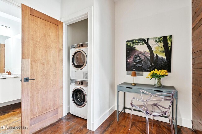 Building Photo - 301 S Toulme St