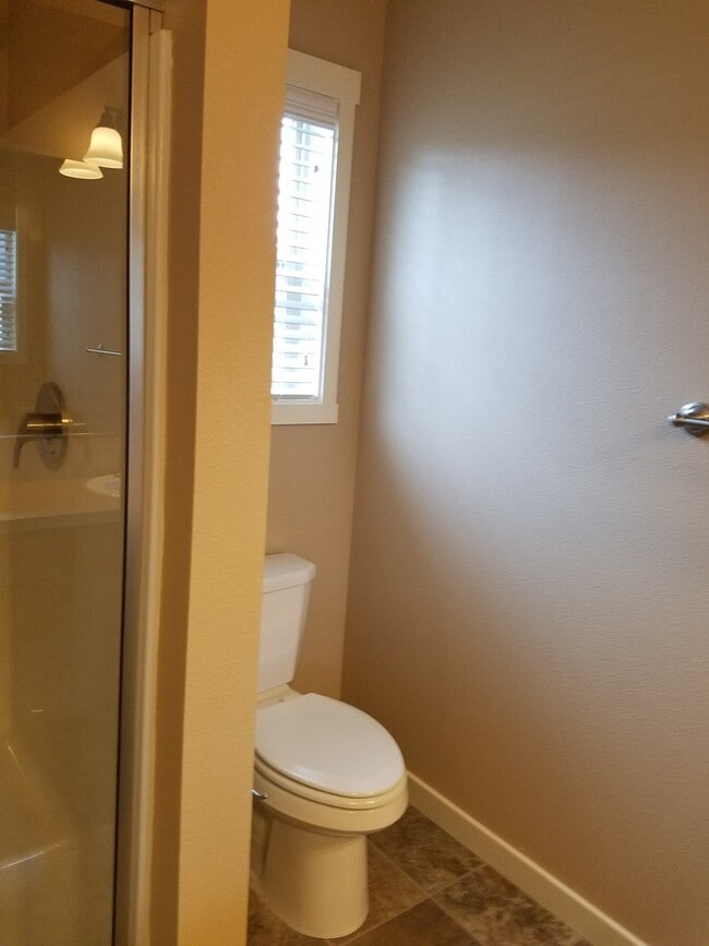 Building Photo - High end town home in perfect location